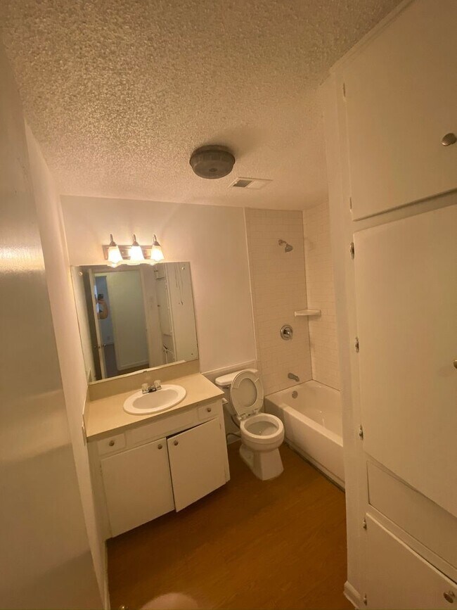 Building Photo - 3402 S Oak Dr