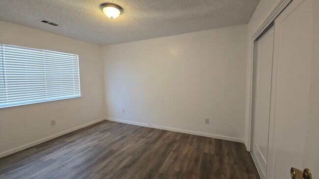Building Photo - 3 BR 2 BA