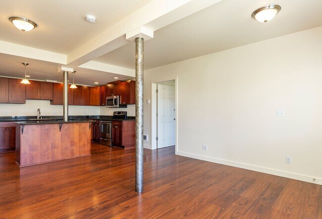 Building Photo - Sun-Filled 2BR/2BA Retreat w/ Split Layout, In-Unit W/D & Parking – Spacious 1,009 Sq Ft!
