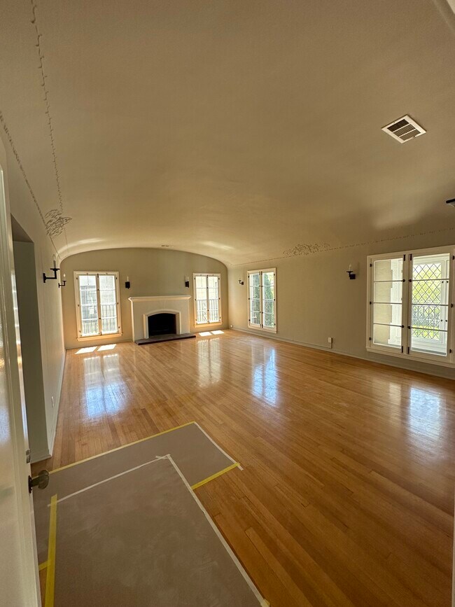 empty Living room - 148 S Orange Dr