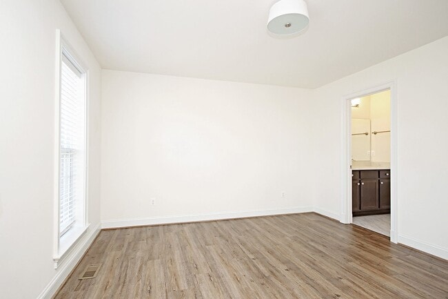 Building Photo - Light-Filled, Dog-Friendly Old Trail Townhome