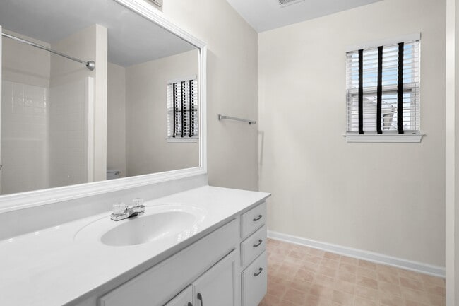 Building Photo - 3817 Roscommon Way