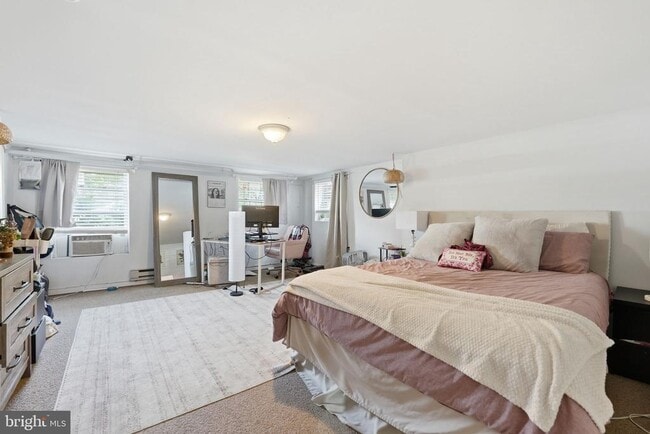 Building Photo - 524 N Kenmore St