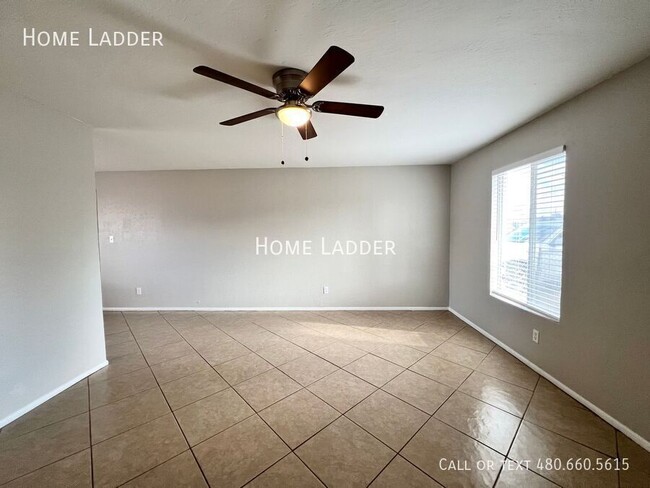 Building Photo - 3 Bed Residence with Fenced Yard in Eloy!