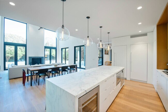 Building Photo - 60 Gansett Ln