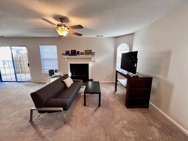 Building Photo - Beautiful 2-Bedroom End Unit Townhome in O...