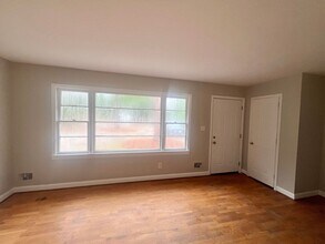 Building Photo - RENT SPECIAL! 3-4 BR Home! Large Brick hom...