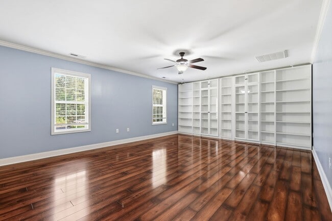 Building Photo - 80 Valor Cir