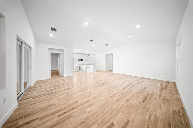 Building Photo - 1689 SW Abingdon Ave