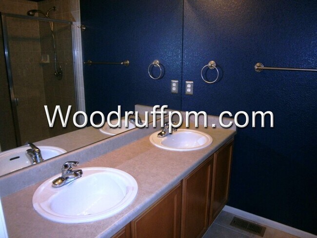 Building Photo - 3 Bed End Unit Townhome near Old Town Arvada