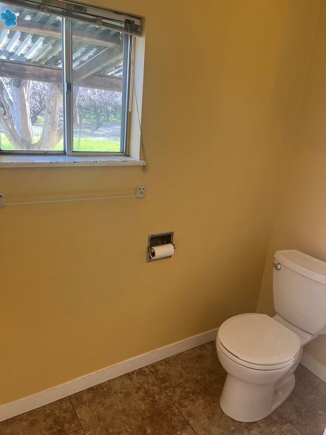 Building Photo - 2 bedroom 2 bath Country House with Big Den