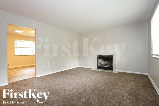 Building Photo - 5844 Sylvan Dr