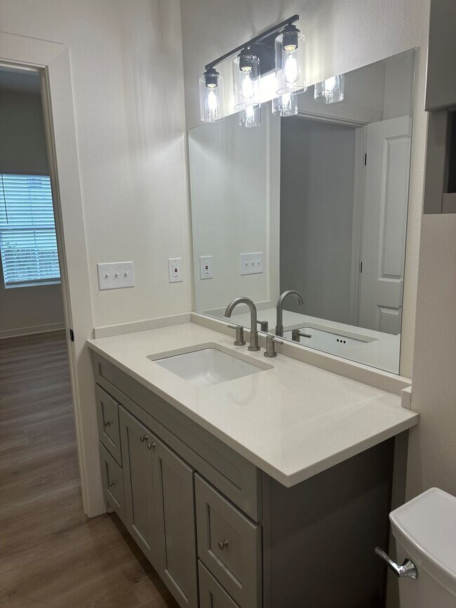 Building Photo - 2-bedroom 2 bath luxury apartment housing