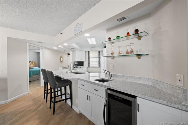 Building Photo - 9650 S Ocean Dr