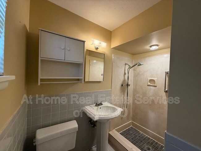 Building Photo - 516 E Stanford St