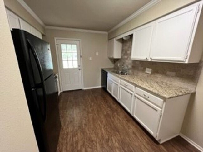 Building Photo - 8414 Cambridge Rd. #C03