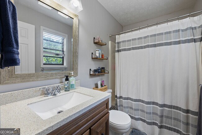 Building Photo - 2076 Lake Ridge Terrace