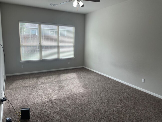 Building Photo - 4 BEDROOM NEAR STILLHOUSE HOLLOW LAKE