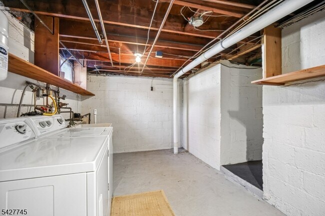 Building Photo - 32 Center St