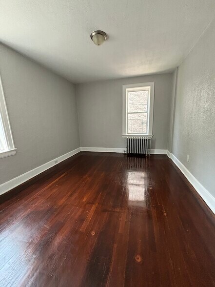 691 Elizabeth Ave 22 - 10 Goldsmith Ave