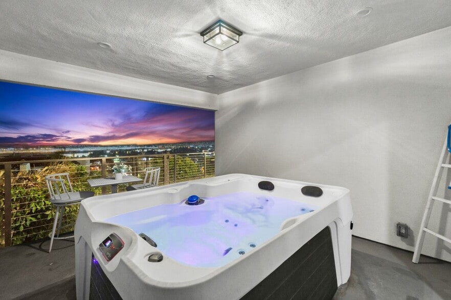 Building Photo - 2125 W California St