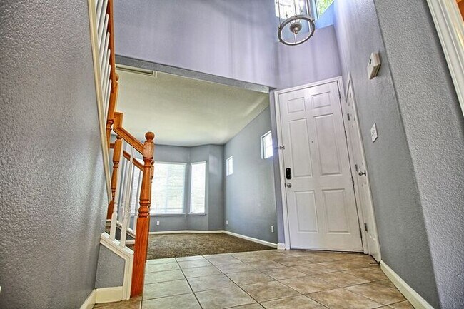 Building Photo - Lovely, Hidden Lake 4 bedroom, 2.5 bathroo...