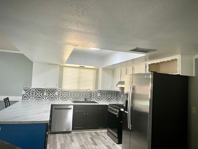 Building Photo - 1310 E Buckhorn Dr