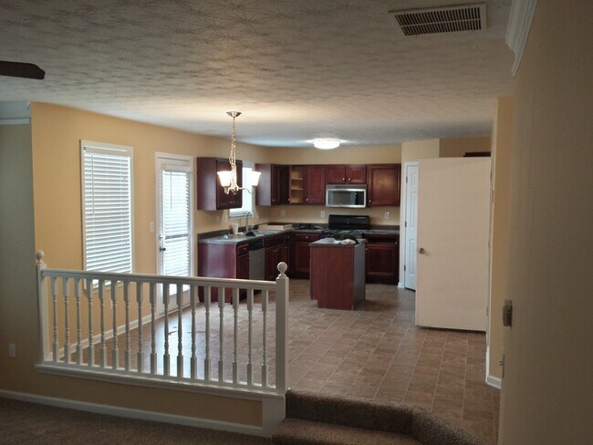 Building Photo - Impressive 4 bedroom and 3 bath home!