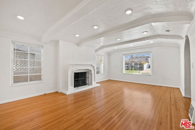 Building Photo - 141 S Vista St