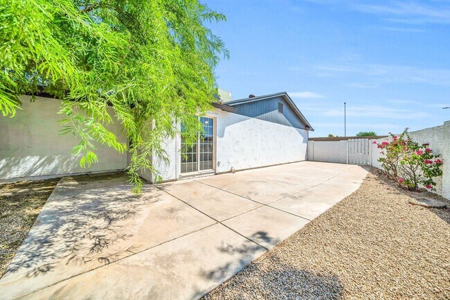 Building Photo - 3330 E Gelding Dr