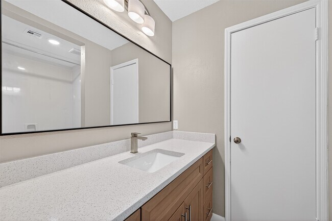 Building Photo - 1010 Valley Ranch Dr