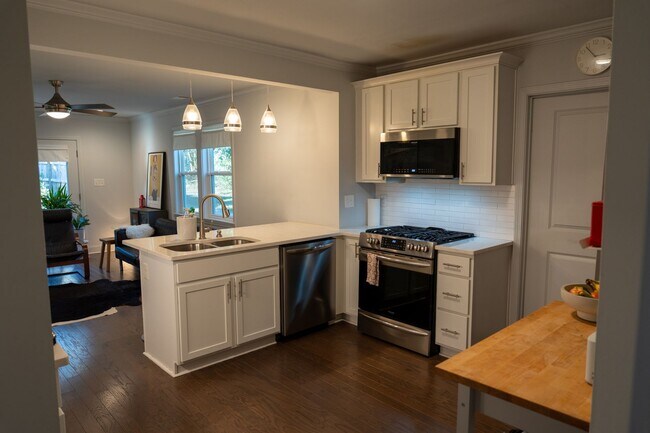 Building Photo - Charming 3 bedroom/ 2 bathroom in Normaltown, Home Close to UGA and Hospitals!