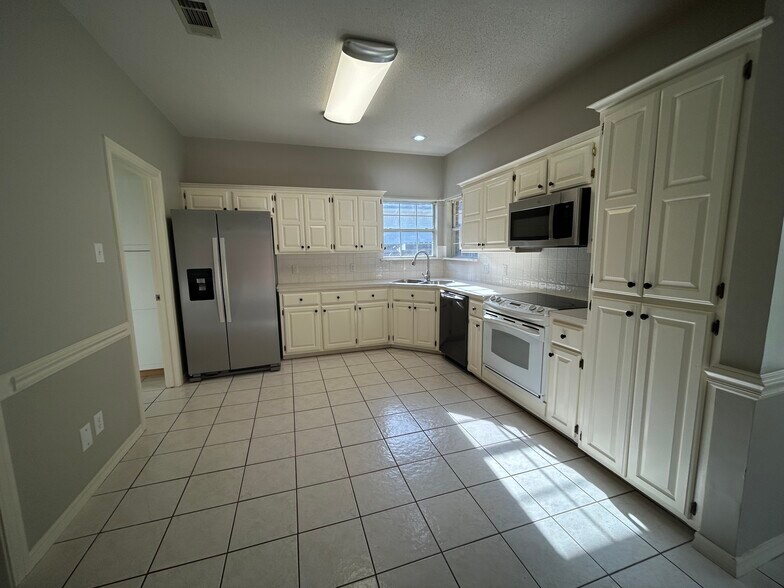 Kitchen - 8709 Canopy Oaks Dr