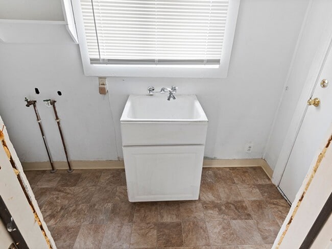 Building Photo - Affordable 2 Bedroom House