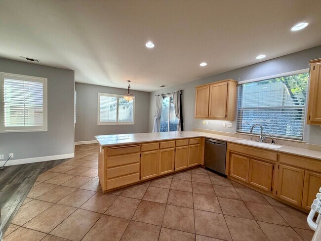 Building Photo - Beautiful 3 Bedroom 2.5 Bathroom Single Fa...