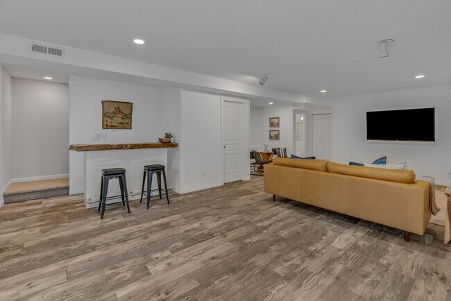 Building Photo - Stunning, spacious 4-bdrm/4-bath in Tigard. Fireplace, massive decks, next to nature
