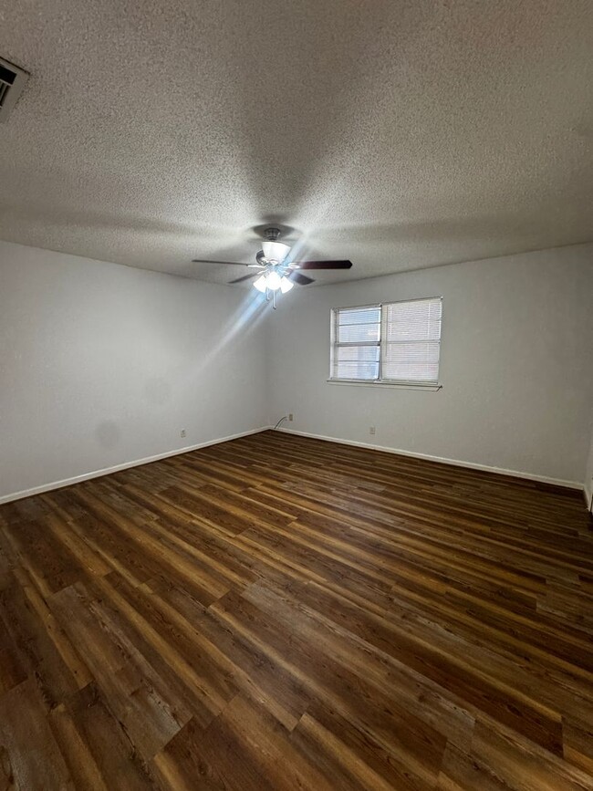 Building Photo - Adorable front  duplex 2bedroom 2bathroom CH/A