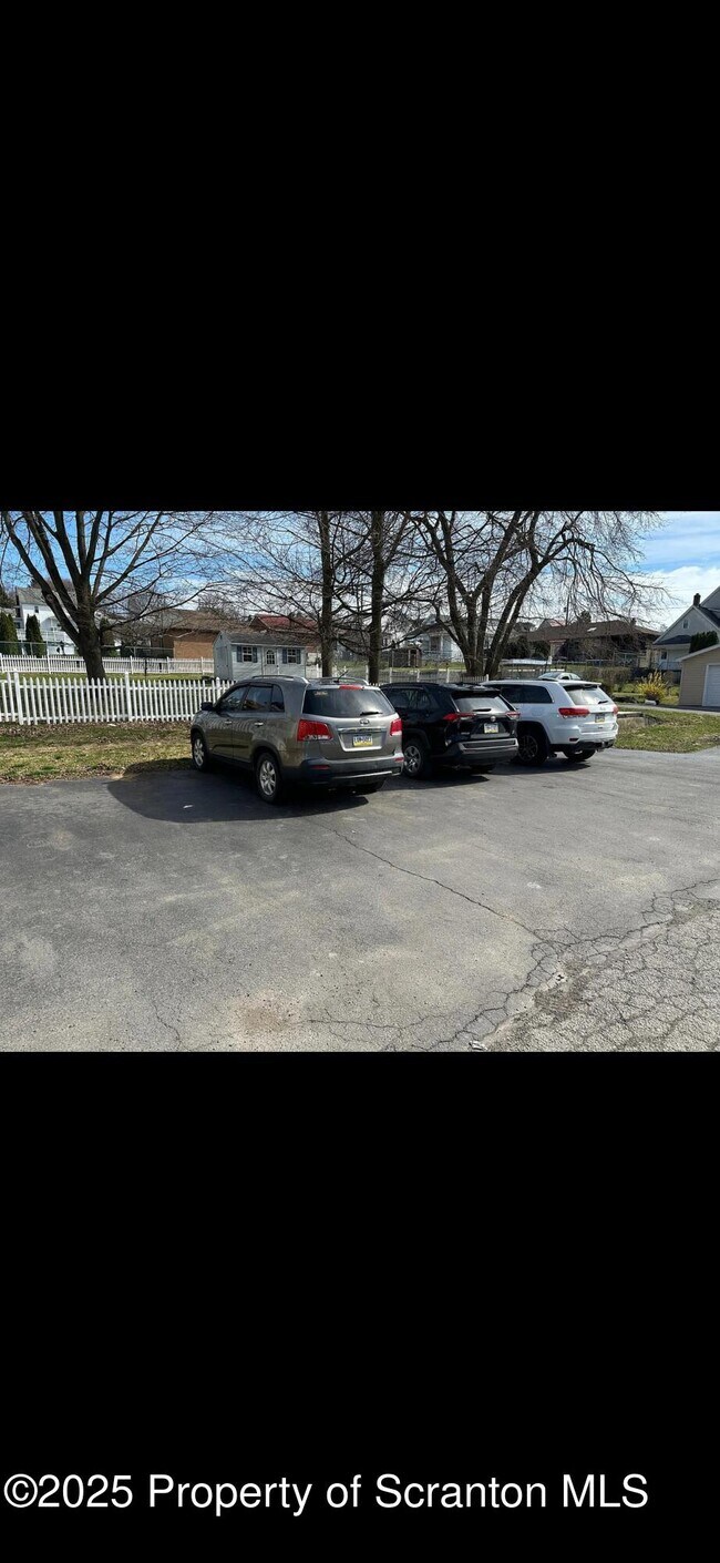 Building Photo - 618 Gibbons St