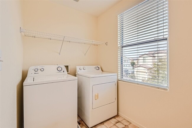 Building Photo - EXQUISITE 3-Bedroom Home - Modern Amenitie...