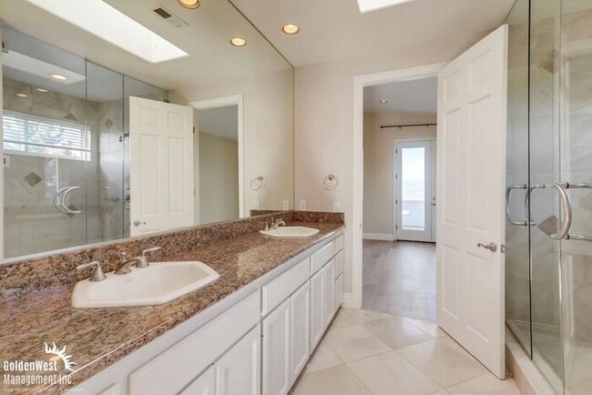 Building Photo - Bright & Spacious 4Bdm 3Ba Home in San Diego!