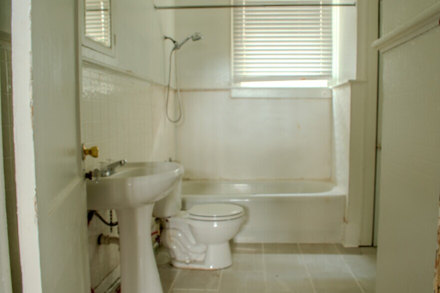 Building Photo - 621 Merrick St