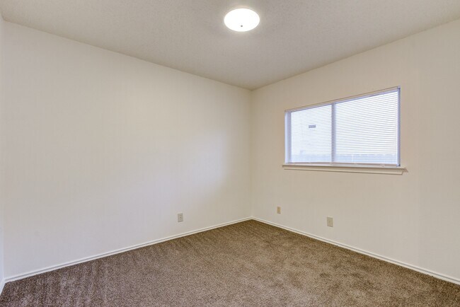 Building Photo - Spacious Single-Story Living in Meadow Brook
