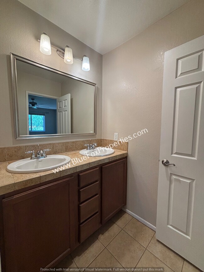 Building Photo - 5051 N Sabino Canyon Rd