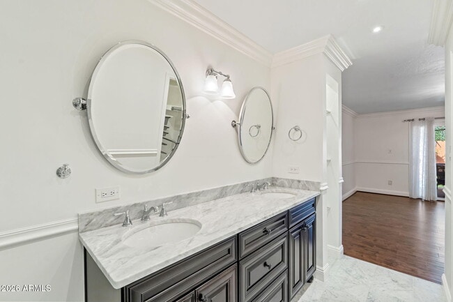 Building Photo - 2614 E Osborn Rd