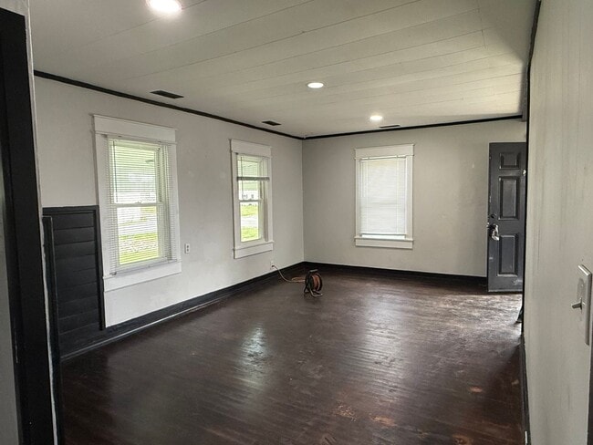 Building Photo - **1/2 OFF 1st Month Rent- 2 bedroom 1 bath...