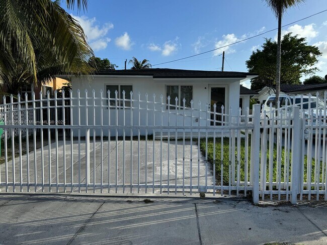 Building Photo - 1930 NW 18th St