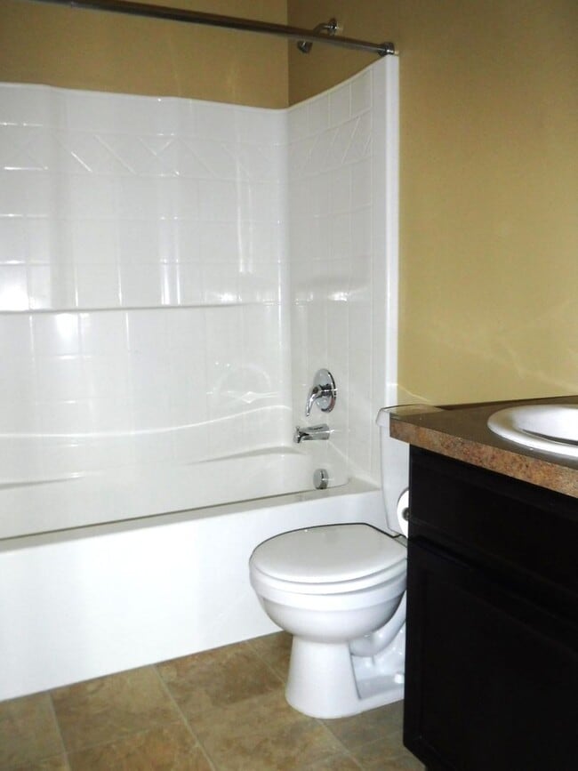 Building Photo - Beautiful 3bed, 2bath home located just of...