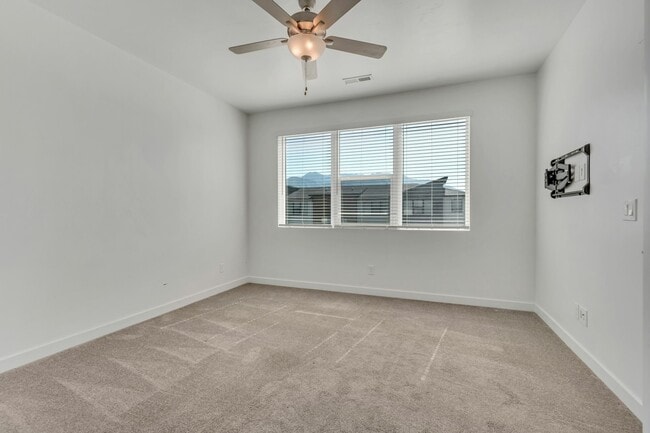 Building Photo - 501 1080 W