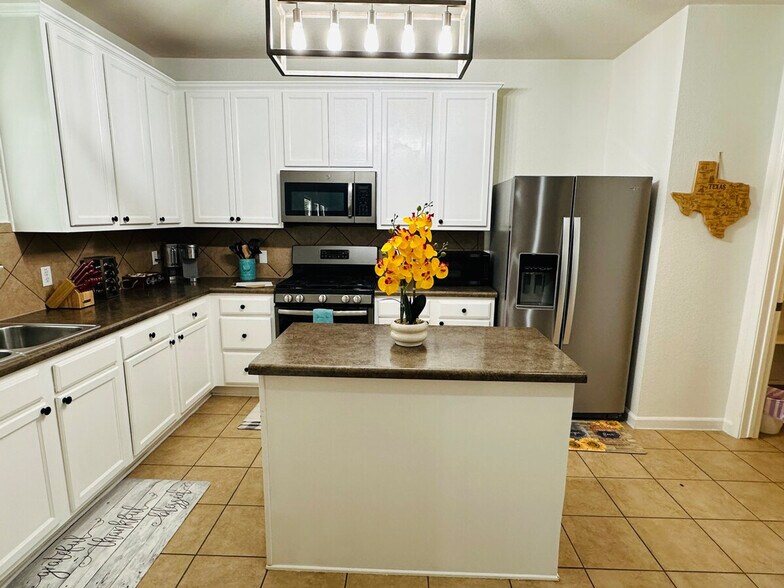 Building Photo - 3701 Sandy Brook Dr