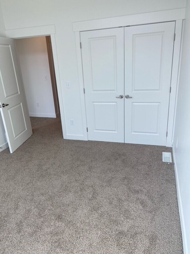 Building Photo - Spacious Town Home